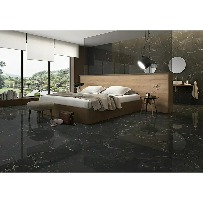 BHS Showroom Pavimento porcelánico Marble venato - 80 x 160 cm, Negro, Mate, Rectificado - Elegante dormitorio con suelo de mármol negro brillante que le da a la habitación un aspecto lujoso y moderno.