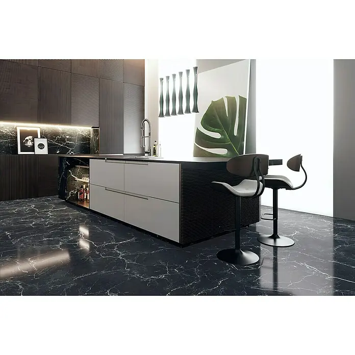 BHS Showroom Pavimento porcelánico Marble venato - 80 x 160 cm, Negro, Mate, Rectificado - Elegante cocina con suelos de mármol oscuro, una isla con armarios blancos y dos modernos taburetes para una vida elegante.