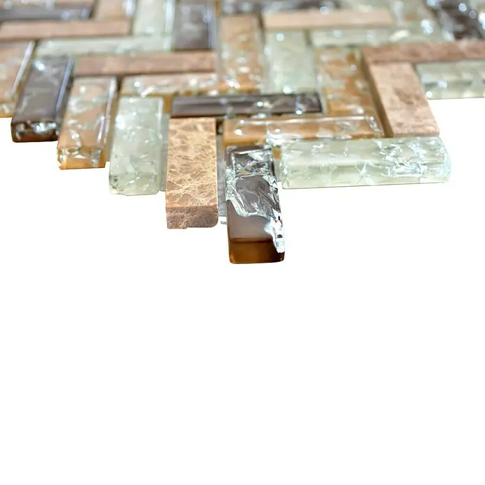 Mosaikfliese Fischgrät Crystal Mix XIC HB1553 - 26,3 x 29,3 cm, Braun/Beige, Glänzend - Nahaufnahme eines Mosaiks aus Glas- und Steinfliesen in verschiedenen Farbtönen, ideal für moderne Wand- und Bodengestaltungen.