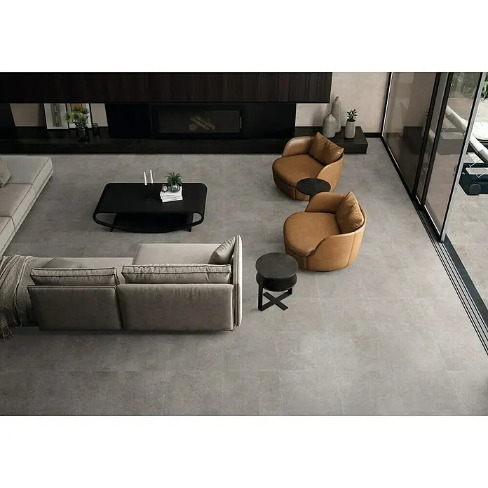 Pavimento porcelánico Limestone - 60 x 60 cm, Gris, Mate, Rectificado - Elegante sala de estar con baldosas grises, sillones de cuero y una mesa de centro elegante, que combina diseño moderno con confort.
