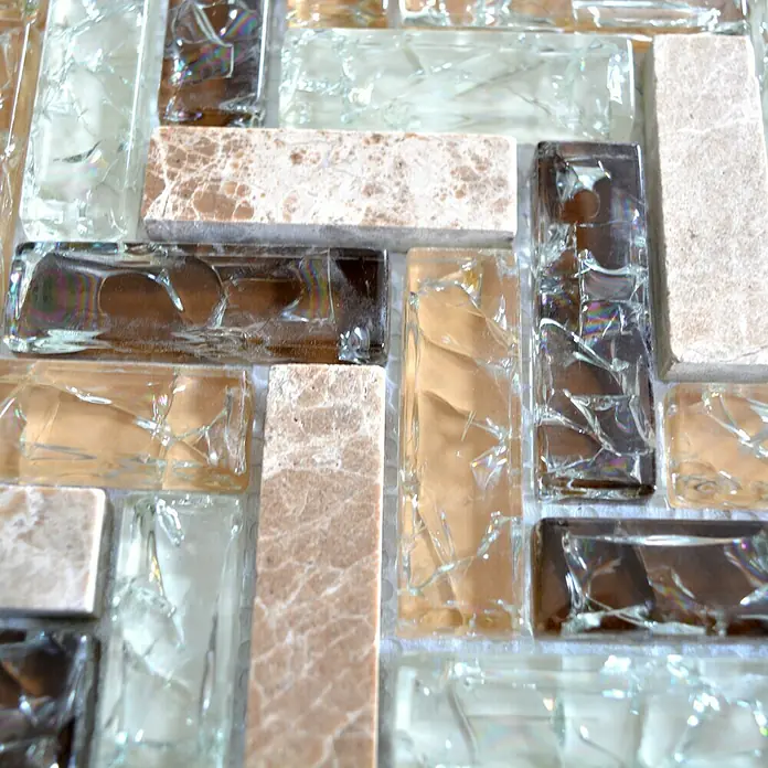 Mosaikfliese Fischgrät Crystal Mix XIC HB1553 - 26,3 x 29,3 cm, Braun/Beige, Glänzend - Nahaufnahme von Fliesen mit Glas- und Marmorstruktur für ein vielseitiges Design.