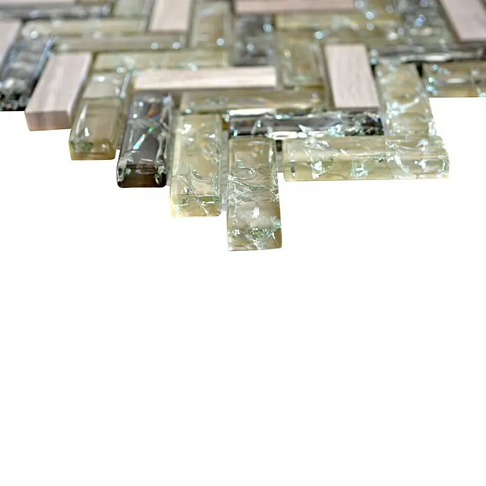 Mosaikfliese Fischgrät Crystal Mix XIC HB1552 - 26,3 x 29,3 cm, Grau/Grün, Glänzend - Nahaufnahme von dekorativen rechteckigen Glasmosaikfliesen in Beige- und Grautönen, perfekt für stilvolle Wandgestaltungen.