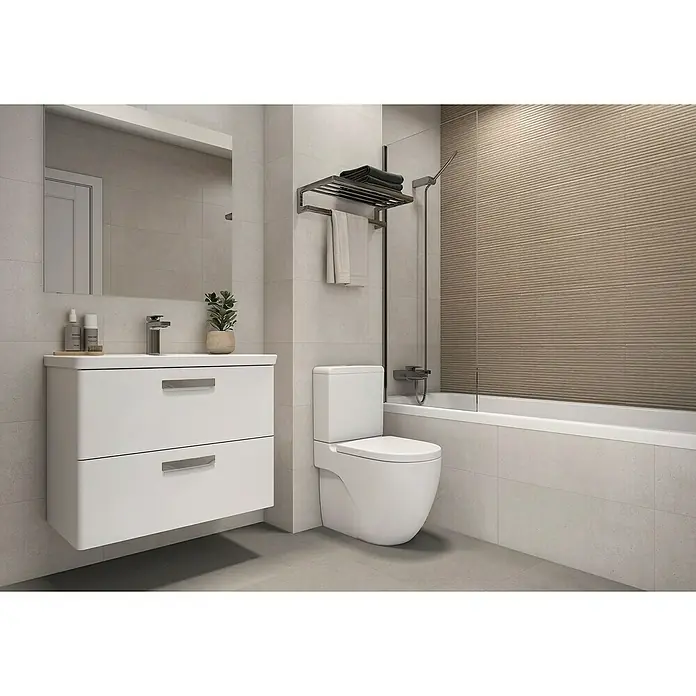 Revestimiento de pared Limestone - 30 x 90 cm, Blanco, Mate, Rectificado - Elegante baño con mueble de lavabo blanco, inodoro y toallero. El diseño moderno crea un ambiente con mucha clase.