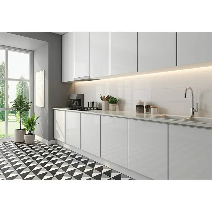 Revestimiento de pared Calypso - 30 x 90 cm, Blanco, Brillante, Rectificado - Cocina luminosa con armarios blancos y una encimera con un moderno fregadero de cocina y grifo. El patrón en el suelo es blanco y negro.