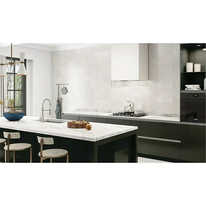 Revestimiento de pared Cantera - 33 x 55 cm, Perla, Mate - Cocina moderna con armarios oscuros y una isla con encimera de mármol, creando un ambiente elegante y contemporáneo.