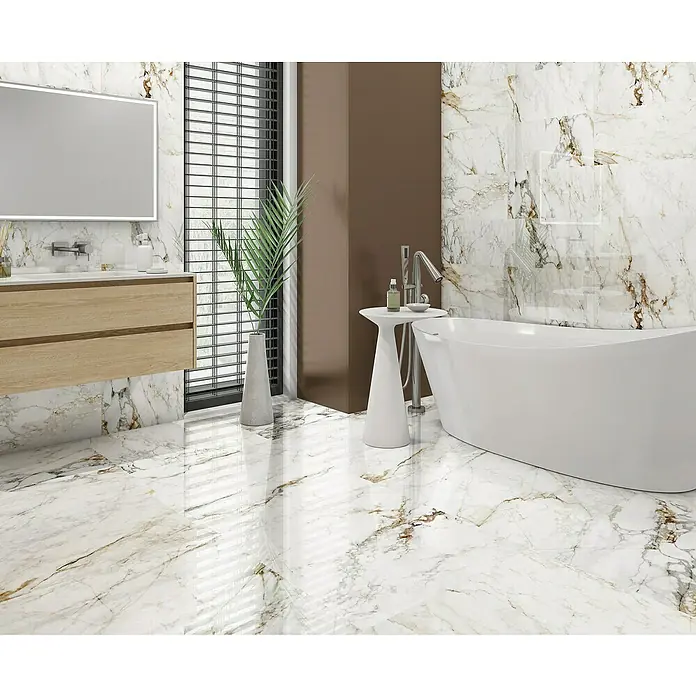 Halcón Pavimento porcelánico Barnaby - 60 x 30 cm, Blanco, Brillante - Elegante baño con bañera exenta, tocador con frente de madera y baldosas de mármol de gran formato para un ambiente lujoso.