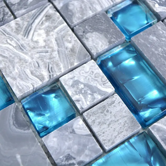 Mosaikfliese Crystal Mix XCM MC589 - 30 x 30 cm, Grau, Glänzend - Nahaufnahme von blauen Glas- und Marmormosaikfliesen, die ein elegantes und modernes Design für die Wand- oder Bodengestaltung bieten.