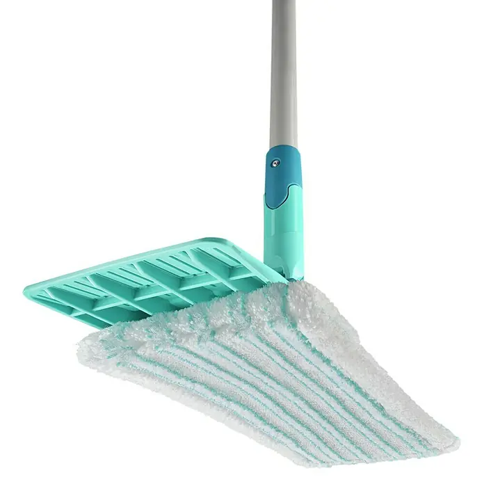 Leifheit Bodenwisch-Set Power Clean + Gratis Micro Duo - 4 -tlg. - Nahaufnahme eines Mopps mit blaugrünem Kunststoffsockel und weißem Mikrofaserbezug mit Streifen vor schwarzem Hintergrund.
