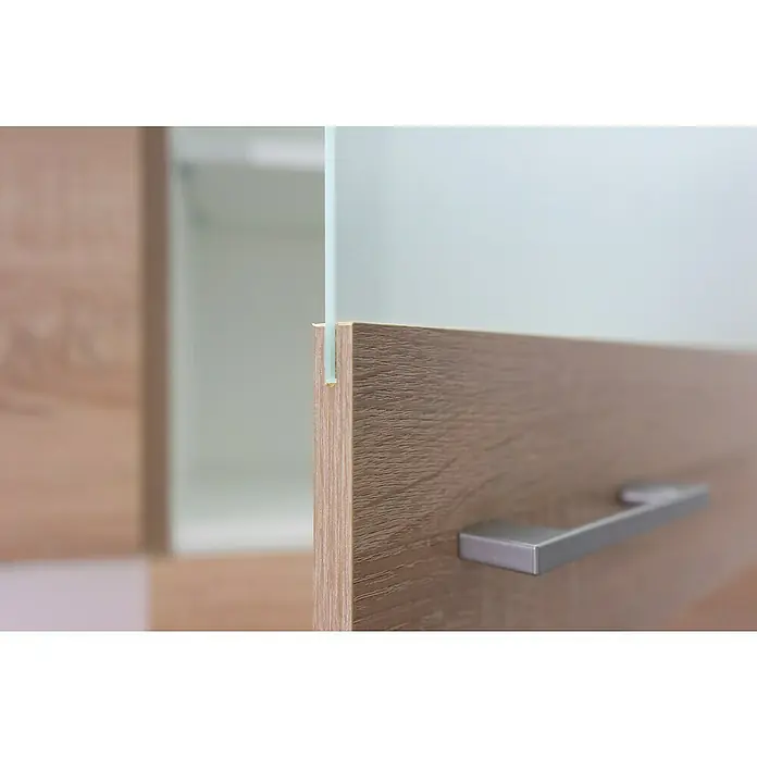 Flex-Well Samoa Küchen-Hängeschrank Samoa - B x T x H: 50 x 32 x 54,8 cm, Weiß - Nahaufnahme eines modernen Holzschranks mit Glasakzenten und einem eleganten Metallgriff, der modernes Design und Funktionalität vereint.