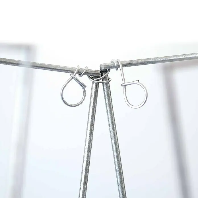 Bellissa Verbinder Rankturm - 10 -tlg. - Nahaufnahme von Aufhängern aus silberfarbenem Metall, die an einer silberfarbenen Metallstange befestigt sind.
