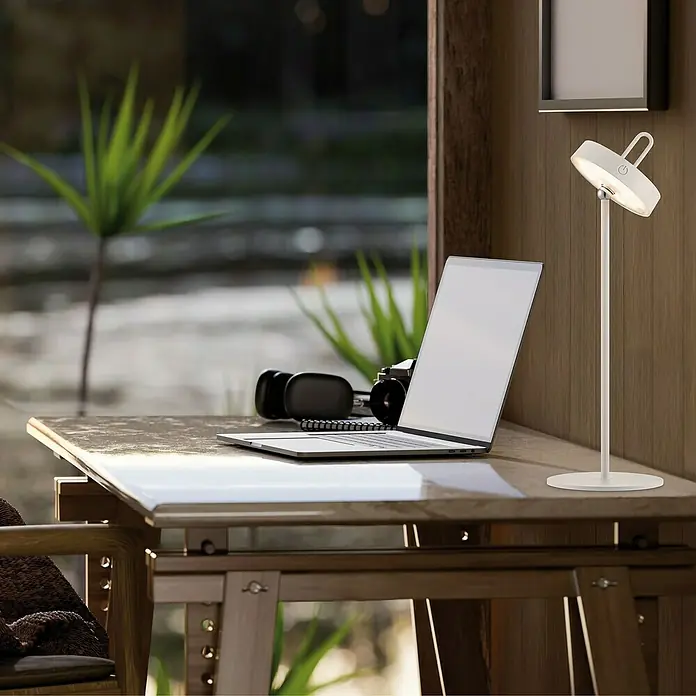 Paul Neuhaus Lámpara de sobremesa LED Amag - 1,5 W, L x An x Al: 15 x 15 x 47,2 cm, Blanco, Blanco cálido - Elegante lámpara de mesa blanca sobre un escritorio con un portátil, auriculares y una cámara. Crea un ambiente de trabajo agradable.