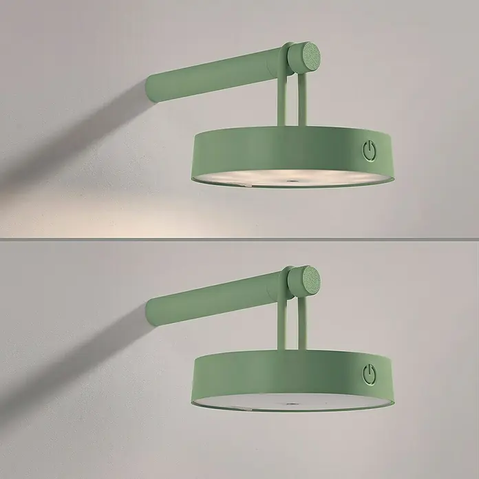Just Light Aplique de pared con batería Arma - 12,8 x 19 x 8,7 cm, Verde, Blanco cálido, 15 W, IP44 - Lámpara de pared con acabado verde claro y forma de lámpara redonda que emite una luz cálida. La lámpara está montada en una pared.