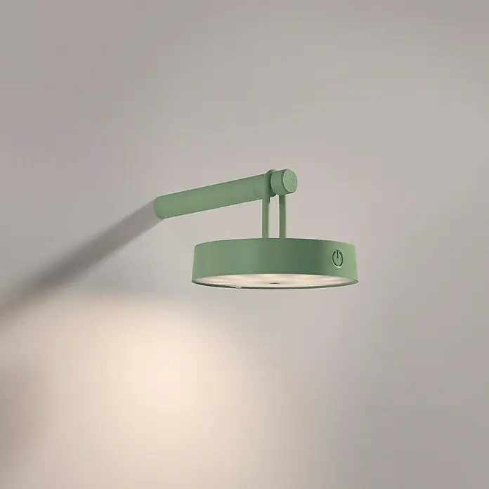 Just Light Aplique de pared con batería Arma - 12,8 x 19 x 8,7 cm, Verde, Blanco cálido, 15 W, IP44 - Lámpara de pared verde con pantalla circular que emite una luz suave. Diseño elegante para interiores modernos.