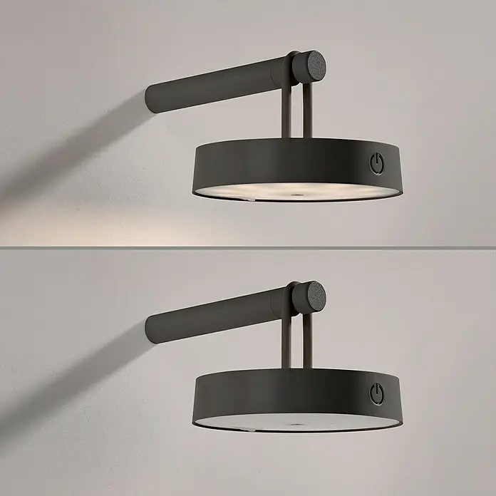 Just Light Aplique de pared con batería Arma - 12,8 x 19 x 8,7 cm, Negro, Blanco cálido, 15 W, IP44 - Primer plano de una lámpara de pared moderna en un acabado oscuro, que se muestra tanto en sus estados iluminados como no iluminados.