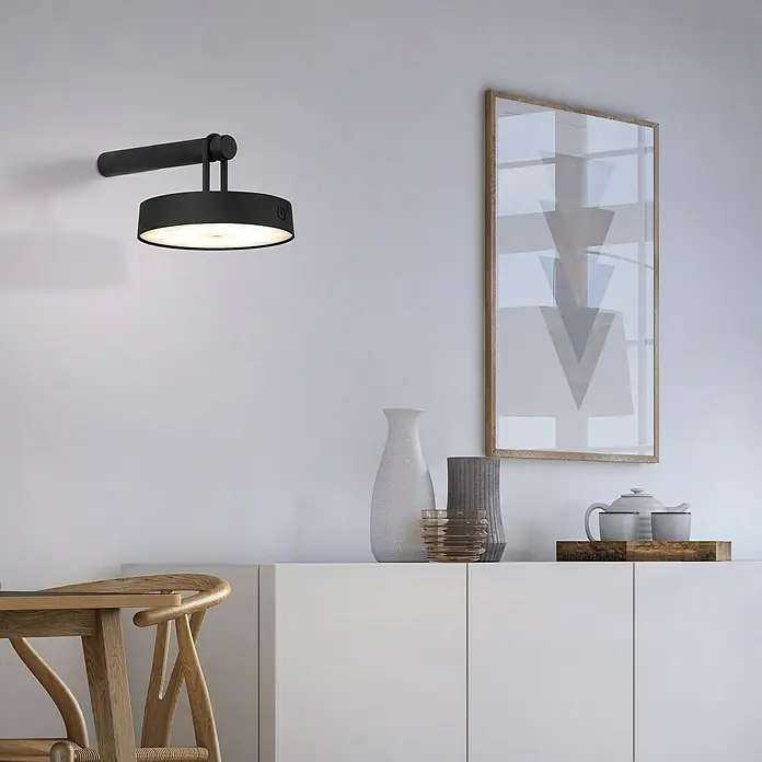 Just Light Aplique de pared con batería Arma - 12,8 x 19 x 8,7 cm, Negro, Blanco cálido, 15 W, IP44 - Lámpara de pared negra, diseño moderno para interiores. La lámpara proporciona luz brillante y complementa la decoración con estilo.