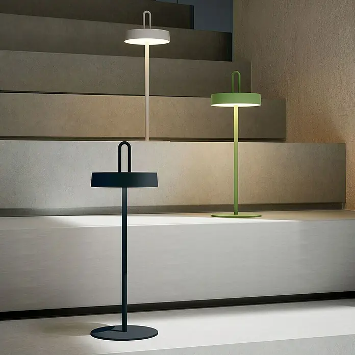 Paul Neuhaus Lámpara de sobremesa LED Amag - 1,5 W, L x An x Al: 15 x 15 x 47,2 cm, Gris, Blanco cálido - Tres lámparas de pie modernas en negro, verde y blanco expuestas en escaleras, creando un ambiente elegante y minimalista.