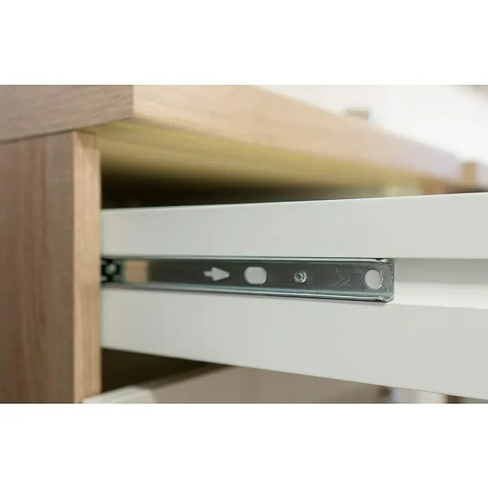 Flex-Well Samoa Singleküche - Breite: 210 cm, Weiß/Braun, Mit 2-Zonen-Glaskeramikkochfeld - Detailaufnahme einer Schublade mit dem zugehörigen Schubladenauszug. Das Metall des Auszugs ist silbern und hat eine Pfeilmarkierung.