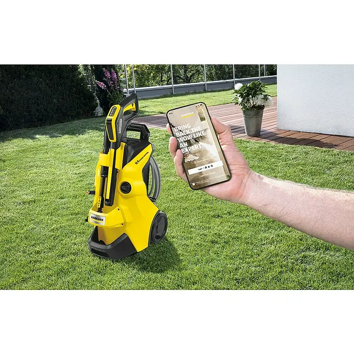 Kärcher Hochdruckreiniger K 4 Power Control Flex Home - 130 bar, 1.800 W, Fördermenge: 420 l/h, Mit Home Kit - Gelber Kärcher K4 Power Control Hochdruckreiniger auf Rasen mit Smartphone, das die Kärcher App anzeigt.