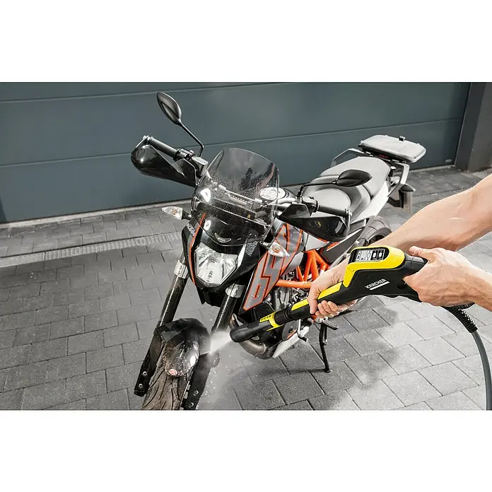 Kärcher Hidrolimpiadora de alta presión K7 Premium Smart Control Flex - 180 bar, 3.000 W, Capacidad de bombeo: 600 l/h, 5 pzs. - Se utiliza una hidrolimpiadora Kärcher para limpiar una motocicleta, eliminando mugre y suciedad.