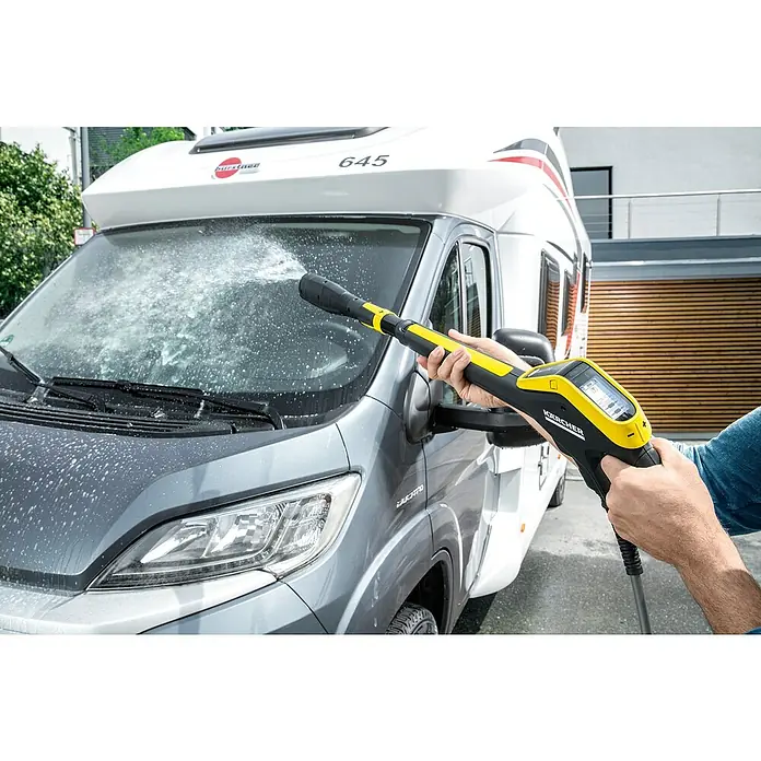 Kärcher Hidrolimpiadora de alta presión K7 Premium Smart Control Flex - 180 bar, 3.000 W, Capacidad de bombeo: 600 l/h, 5 pzs. - Se limpia una autocaravana con una hidrolimpiadora Kärcher amarilla, el agua rocía el parabrisas.