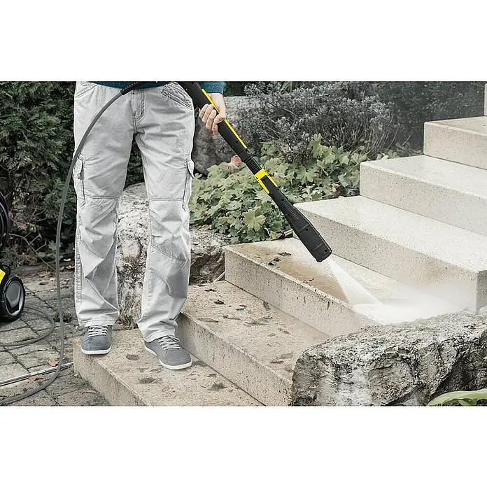 Kärcher Hochdruckreiniger K 5 Premium Smart Control Flex - 2.100 W, Betriebsdruck: 20 bar - 145 bar, Fördermenge: 500 l/h, 5 -tlg. - Der Kärcher Hochdruckreiniger säubert eine Treppe im Außenbereich mit kraftvollem Wasserstrahl. Perfekt für die effektive Reinigung von Steinoberflächen.