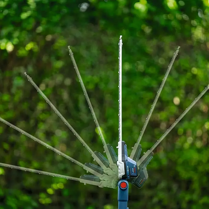 Bosch Professional AMPShare 18V Teleskop-Heckenschere GHE 18V-50 TP - 18 V, Ohne Akku, Schnittlänge: 50 cm - Das Bild zeigt eine schwenkbare Akku-Heckenschere der Marke Bosch mit Teleskopstiel vor einem verschwommenen Hintergrund.