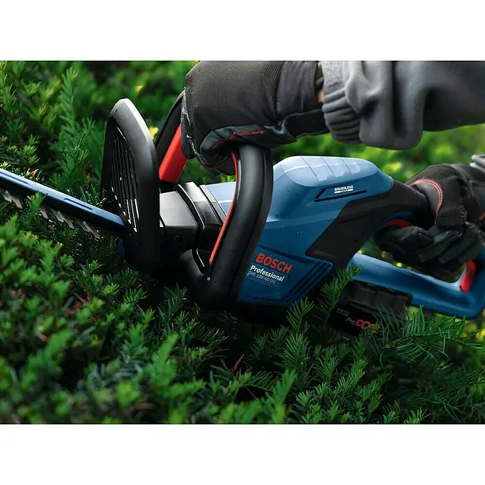 Bosch Professional AMPShare 18V Akku-Heckenschere GHE 18V-60 II - 18 V, Ohne Akku, Schwertlänge: 60 cm - Nahaufnahme einer Bosch Akku-Heckenschere GHE 18V-60, die von Gärtnern zum Beschneiden von Büschen verwendet wird.