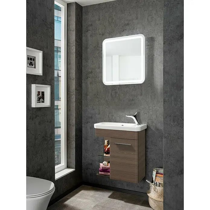 Camargue Faro Mini Waschtischunterschrank - 55 x 29,5 x 60 cm, Eiche Maron, Mit Beleuchtung - Ein modernes Badezimmer mit einem Waschtischunterschrank in Holzoptik, einem beleuchteten Spiegel und grauen Wänden.