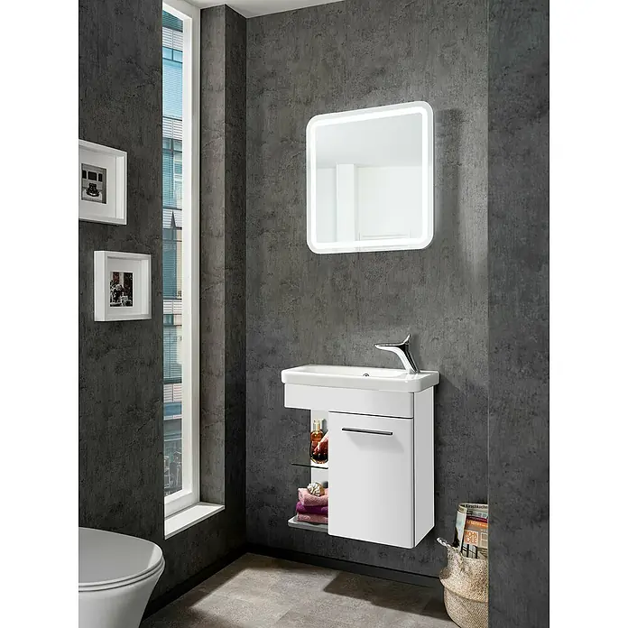 Camargue Faro Mini Waschtischunterschrank - 55 x 29,5 x 60 cm, Weiß, Mit Beleuchtung - Modernes Badezimmer mit weißem Waschtischunterschrank, beleuchtetem Spiegel und stilvoller Dekoration für ein elegantes Ambiente.