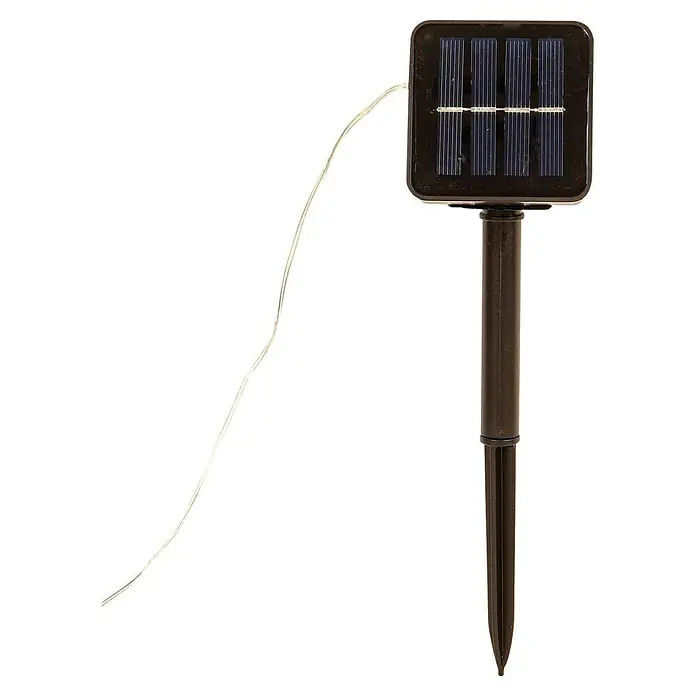 Arte confort Lámpara decorativa solar Astris - Para exterior, 635 cm, Blanco cálido - Primer plano de una cadena de luces solares con una estaca de tierra, ideal para crear un ambiente exterior en el jardín o en el patio.
