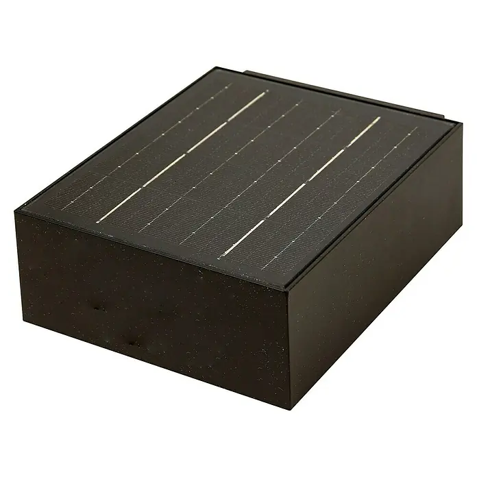 Arte confort Aplique solar para exterior Solara - L x An x Al: 12 x 15,2 x 5,6 cm - La imagen muestra un panel solar negro en forma de caja diseñado para aprovechar la energía de la luz solar. Células solares en la superficie superior.