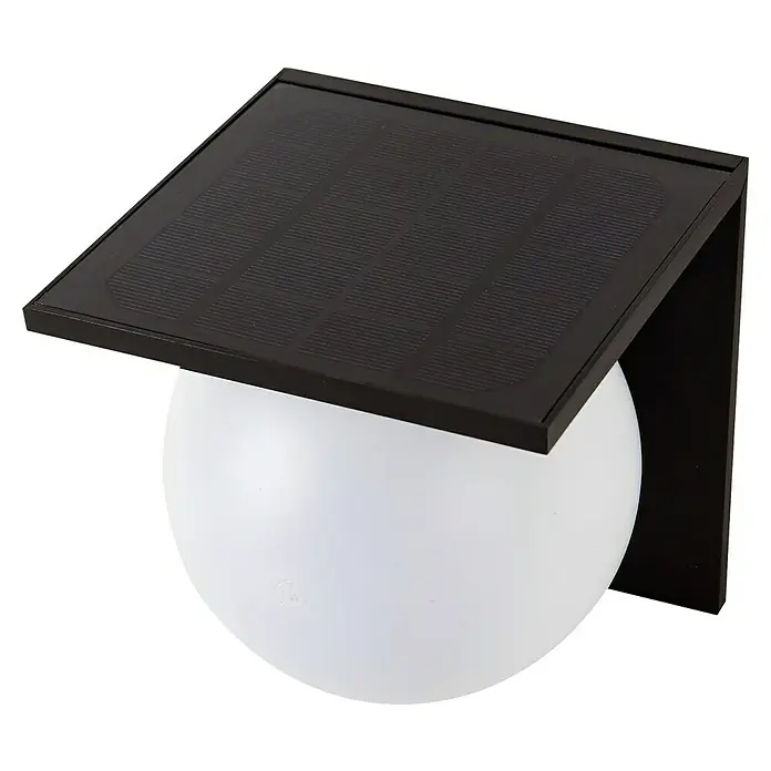 Arte confort Aplique solar para exterior Clario - L x An x Al: 13 x 15,2 x 13,7 cm - Primer plano de una elegante lámpara solar con una pantalla redonda, blanca lechosa y un panel solar marrón oscuro.