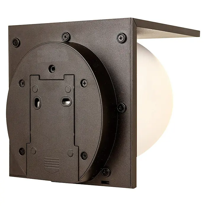 Arte confort Aplique solar para exterior Clario - L x An x Al: 13 x 15,2 x 13,7 cm - Primer plano de una lámpara de pared moderna y cuadrada con difusor redondo y tornillos, perfecta para uso interior o exterior.
