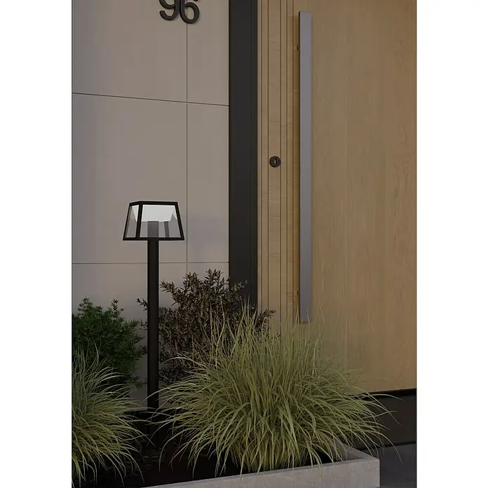 Eglo Estaca solar Altilia - L x An x Al: 15,5 x 15,5 x 106 cm, Negro, 790 lm - Área de entrada con luz exterior: La moderna luz de camino en negro añade detalles elegantes junto a la puerta principal y la exuberante vegetación.