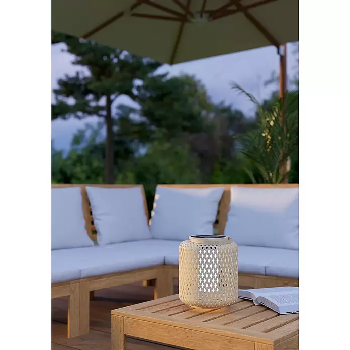 Eglo Lámpara de sobremesa solar Marliano - 2,5 W, Beige, IP44 - Conjunto de muebles de salón exterior de madera con mesa de centro a juego y cojines claros, en un entorno al aire libre.