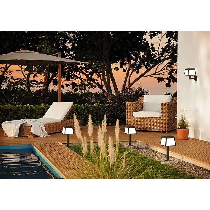 Eglo Aplique solar LED para exterior Altilia - 8 W, Plástico, Blanco cálido, Negro - Iluminación exterior moderna que realza un jardín elegante. Las luces acentúan la terraza y la piscina, creando un ambiente agradable.
