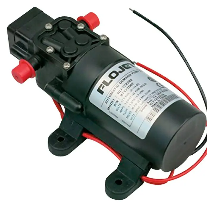 Mini bomba de aire Flojet - Apto para: Bombas de achique - Una bomba de agua automática negra FLOJET con tapones y cables rojos, perfecta para vehículos recreativos y barcos.