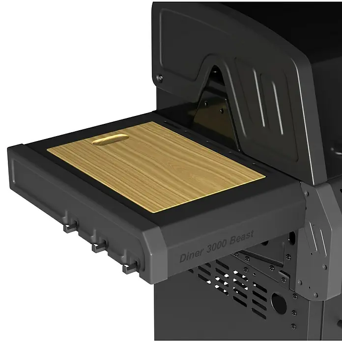 Kingstone Gasgrill Diner 3000 Beast - Grillfläche (B x T): 63,7 x 43 cm, 10,5 kW, Anzahl Brenner: 3 Stk. - Nahaufnahme des "Diner 3000 Beast" Grills mit Schneidebrett, das Design und Funktionalität vereint.