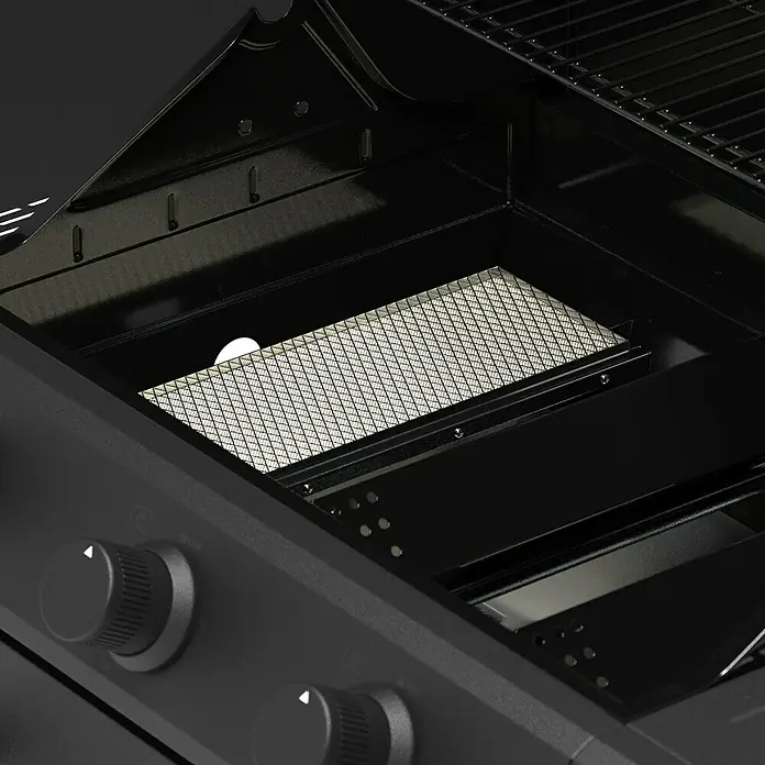 Kingstone KMS Gasgrill Cliff 3000 Beast Black Edition - Grillfläche (B x T): 61 x 45 cm, 10,5 kW, Anzahl Brenner: 3 Stk. - Nahaufnahme eines schwarzen Grills mit Grillrost und Bedienknöpfen. Das Innere des Grills ist gut sichtbar.