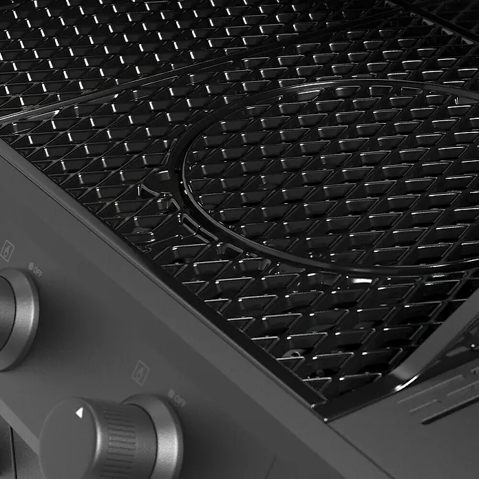 Kingstone KMS Gasgrill Cliff 4500 Beast Black Edition - Grillfläche (B x T): 72 x 45 cm, 14 kW, Anzahl Brenner: 4 Stk. - Detailaufnahme eines Grills mit Reglern und Grillrost, das Design und die Funktionalität des Produkts hervorhebt.