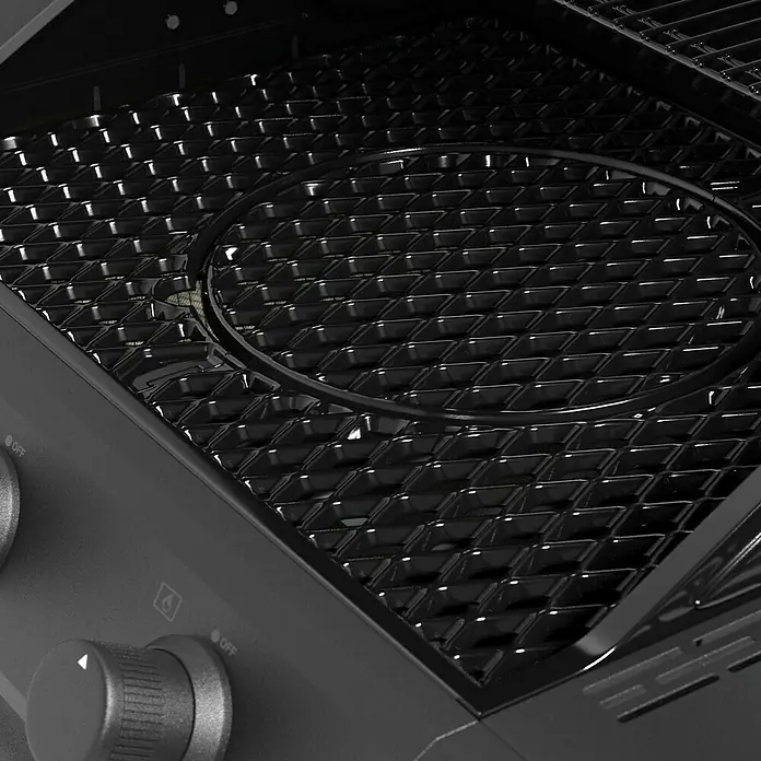 Kingstone KMS Gasgrill Cliff 3000 Beast Black Edition - Grillfläche (B x T): 61 x 45 cm, 10,5 kW, Anzahl Brenner: 3 Stk. - Nahaufnahme eines schwarzen Grills mit einem runden Brenner darunter, der ein Muster aus quadratischen Löchern aufweist.
