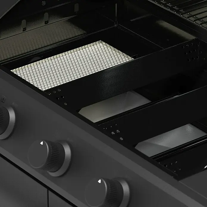 Kingstone KMS Gasgrill Cliff 4500 Beast Black Edition - Grillfläche (B x T): 72 x 45 cm, 14 kW, Anzahl Brenner: 4 Stk. - Detailansicht eines Grills mit Drehknöpfen und einer Grillfläche. Das Design ist modern und funktional.