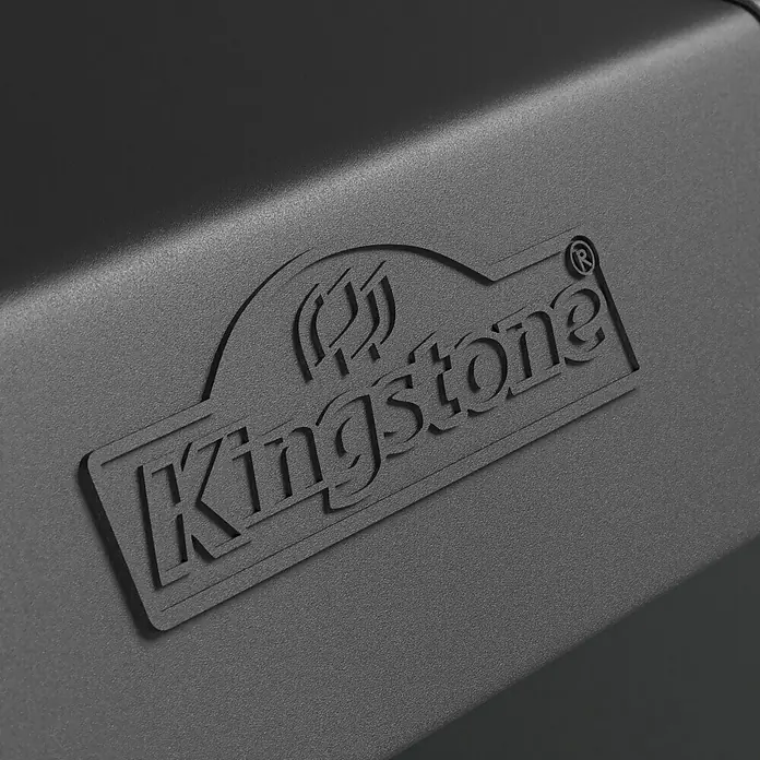 Kingstone KMS Barbacoa de gas Cliff 4500 Beast Black - Superficie de la parrilla (An x Pr): 72 x 45 cm, 17 kW, Número de quemadores: 4 - Primer plano del logo de Kingston en un producto negro mate.