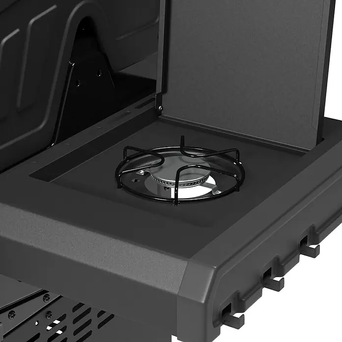 Kingstone Gasgrill Diner 5500 Beast - Grillfläche (B x T): 92 x 43 cm, 17,5 kW, Anzahl Brenner: 5 Stk. - Detailaufnahme eines schwarzen Gasgrills mit Seitenbrenner. Der Brenner ist von einem runden, schwarzen Rost umgeben.