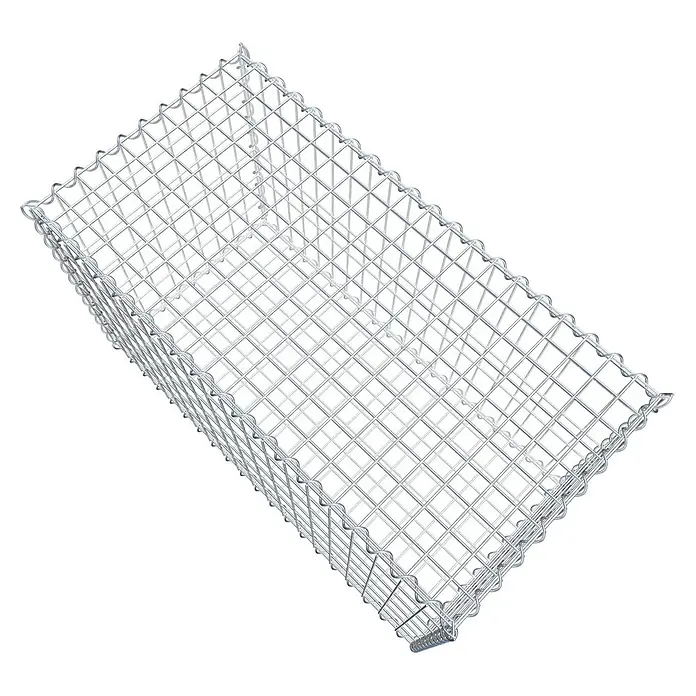 Gabiona Gabione - 100 x 50 x 60 cm, Metall, Maschenbreite: 50 mm, Maschenhöhe: 100 mm - Das Bild zeigt einen Gabionenkorb aus Drahtgeflecht, der zur Befüllung mit Steinen oder anderen Materialien verwendet wird, um eine Stützmauer zu bauen.