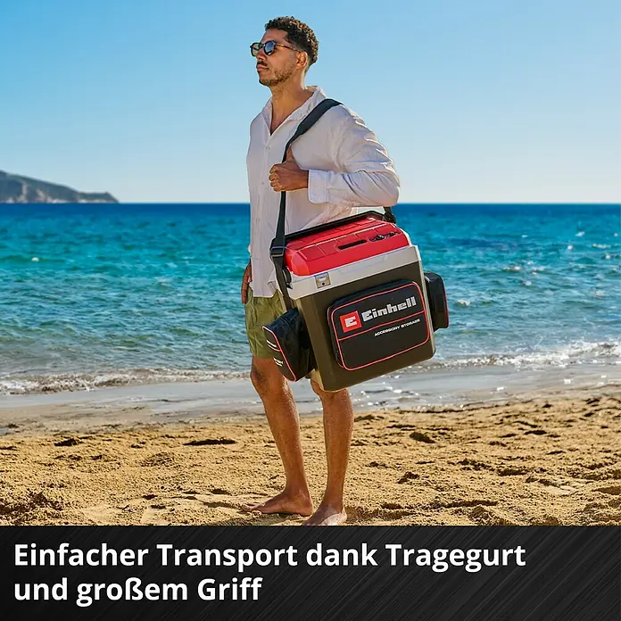 Einhell Power X-Change 18V Akku-Kühlbox TE-COL 18/27 Li-Solo - 18 V, Ohne Akku, 27 l, 20 °C - 60 °C - Ein Mann trägt eine Einhell Werkzeugtasche mit Tragegurt am Strand. Diese ist ideal für den Transport von Werkzeug und Zubehör.