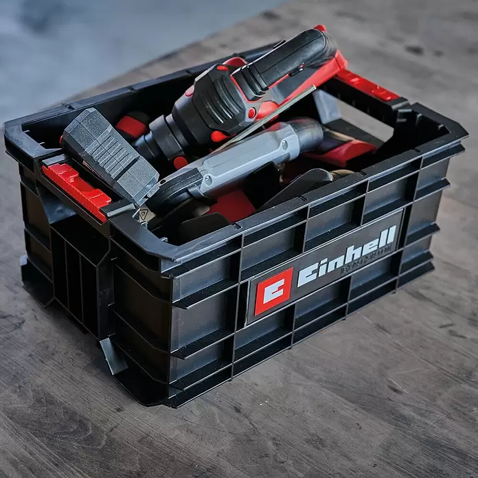 Einhell Werkzeugkasten - L x B x H: 32 x 44,4 x 21 cm, Polypropylen, Traglast: 90 kg - Schwarze Einhell Kunststoff-Werkzeugkiste gefüllt mit roten, schwarzen und grauen Elektrowerkzeugen.