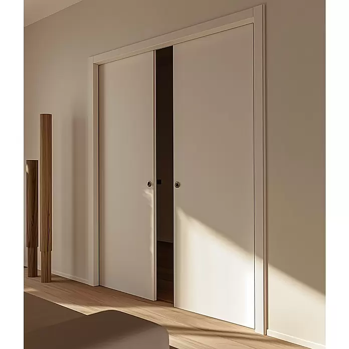 Entravia Schiebetürsystem Simple-Pocket CW100 - Vormontiert; für CW100, Passend für: Entravia Holz- und Ganzglas-Schiebetüren - Teilweise geöffnete, helle Schiebetüren in einem sonnigen Raum, die einen dunklen Innenbereich zeigen.