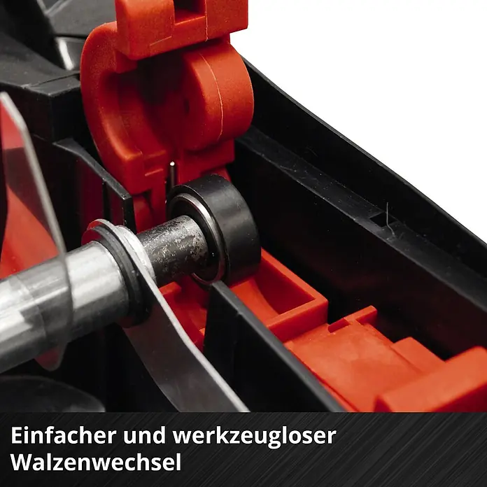 Einhell Power X-Change 18V Akku-Vertikutierer-Lüfter GE-SC 36/35 LI SOLO - Anzahl Akkus: Ohne Akku, 36 V - Nahaufnahme einer Walzenmaschine mit Werkzeug zum einfachen Walzenwechsel. Die Walzen sind aus robustem Material.