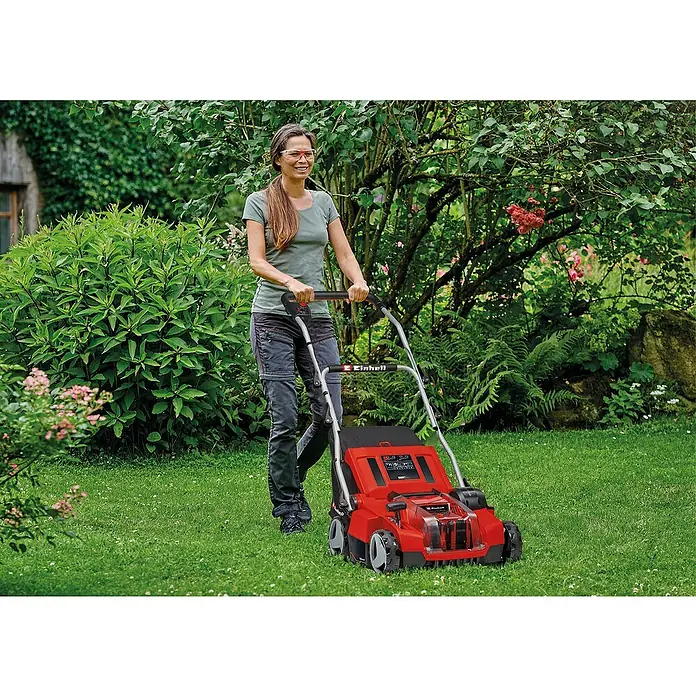 Einhell Power X-Change 18V Akku-Vertikutierer-Lüfter GE-SA 36/35 - Anzahl Akkus: Ohne Akku, 36 V, Arbeitsbreite: 35 cm - Eine Frau mäht mit einem roten Einhell Akku-Rasenmäher einen grünen Rasen im Garten.